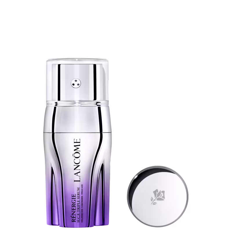 O frasco é de formato cilíndrico, com uma tampa na parte superior. A embalagem possui uma coloração prateada com detalhes em tons de roxo e lilás. O rótulo do produto exibe claramente a marca "Lancôme" e o nome do produto, "Renergie H.C.F. Triple Serum".
