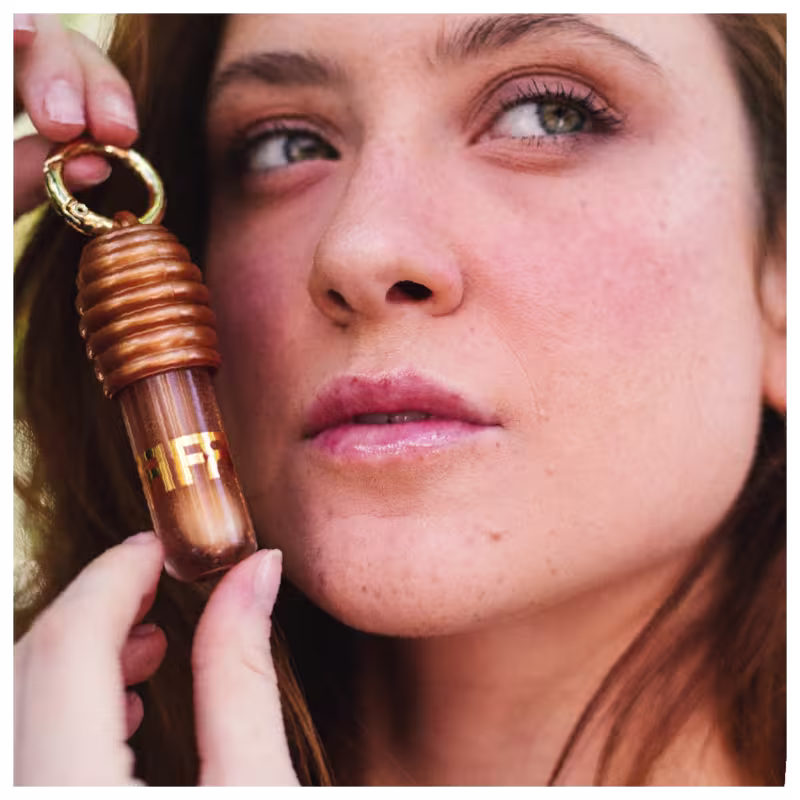 Modelo usando o Gloss Labial Fran by Franciny Ehlke LipHoney.