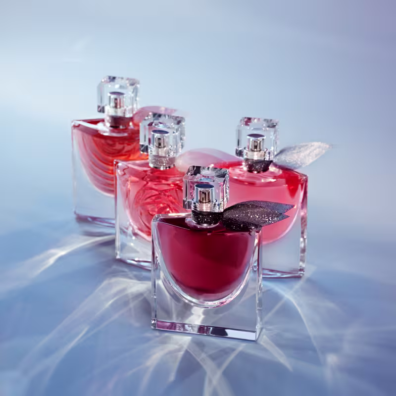 4 versões da coleção La Vie Est Belle em um ambiente luminoso e cheio de sombras.