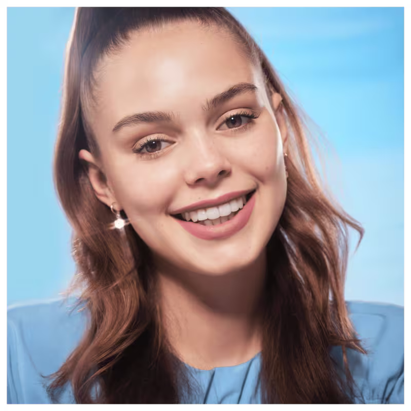 Modelo usando o Batom Líquido Essence Disney Pixar Up 02 Ellie's Enchantment 4ml.