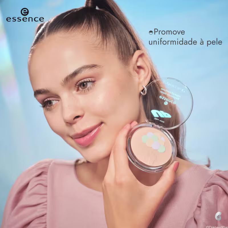 Modelo usando e mostrando o Pó Compacto Essence Disney Pixar Up Color Correcting 8,2g.