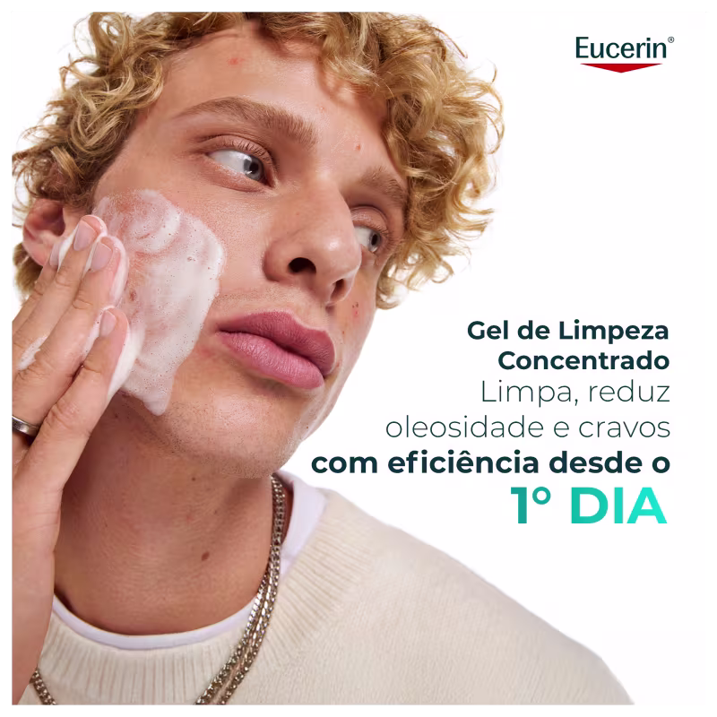 Uma mulher de cabelos cacheados aplica um gel de limpeza concentrado da marca Eucerin, que promete limpar, reduzir oleosidade e cravos com eficiência desde o primeiro dia de uso.