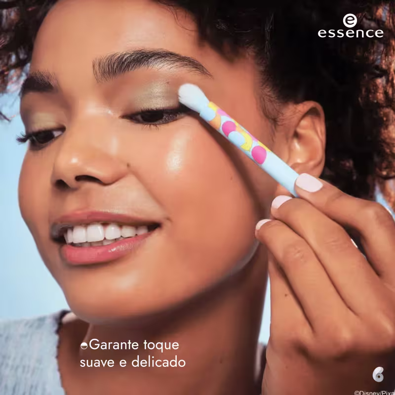 Modelo usando o Pincel para Sombra Essence Disney Pixar Up.