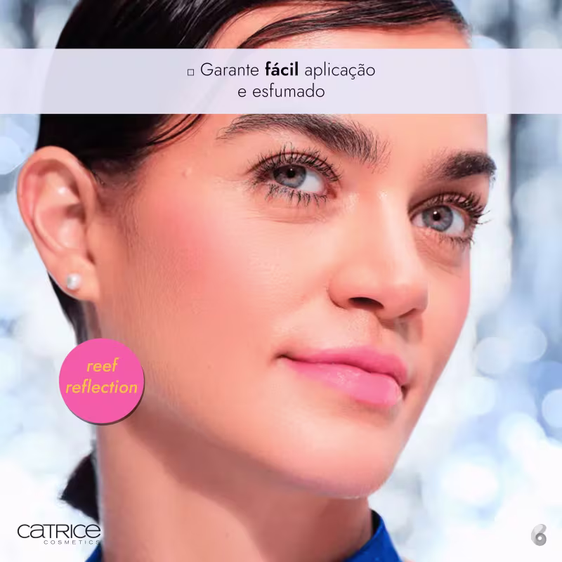 Modelo usando o Blush em Pó Solto Catrice Disney Pixar Procurando Dory 020 Coral Charm 5,5g.