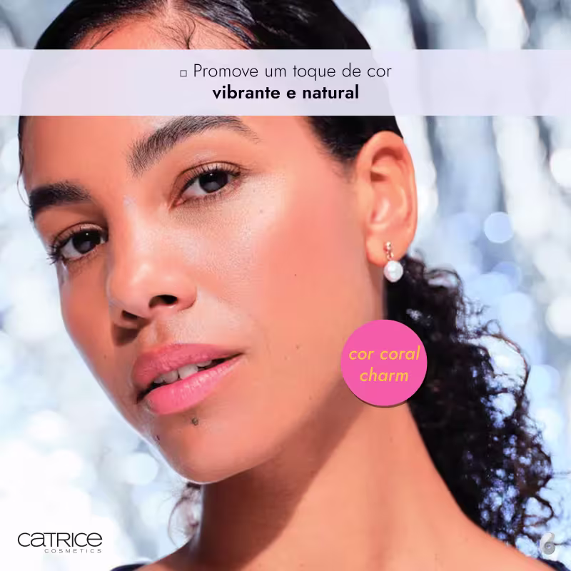 Modelo usando o Blush em Pó Solto Catrice Disney Pixar Procurando Dory 020 Coral Charm 5,5g.