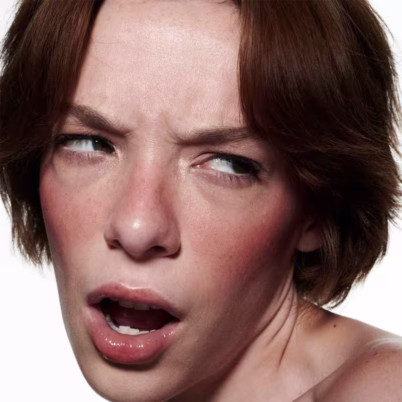 A imagem mostra uma modelo com a pele branca e o efeito de cor do Blush Líquido M·A·C Strobe