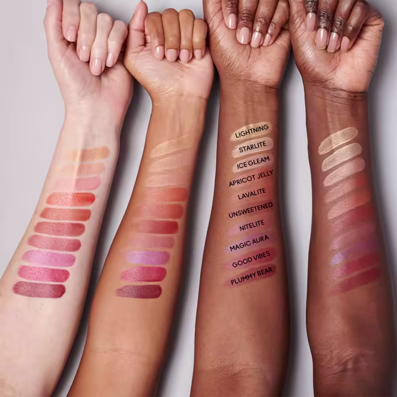 A imagem mostra swatches com amostras de todas as cores do blush MAC Strobe, em 4 tons de pele