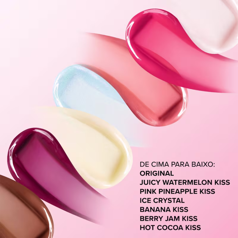 A imagem apresenta amostra das tonalidades de rosa, vermelho e azul e ao lado o nome de cada cor do gloss: Original, Juicy Watermelon Kiss, "Pink Pineapple Kiss", "Ice Crystal", "Banana Kiss", "Berry Jam Kiss" e "Hot Cocoa Kiss".