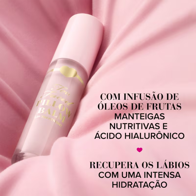 A imagem mostra o Lip Treatment Too Faced Pillow Balm e traz o texto: com infusão de óleos de frutas, manteigas nutritivas e ácido hialurônico e recupera os lábios com uma intensa hidratação.