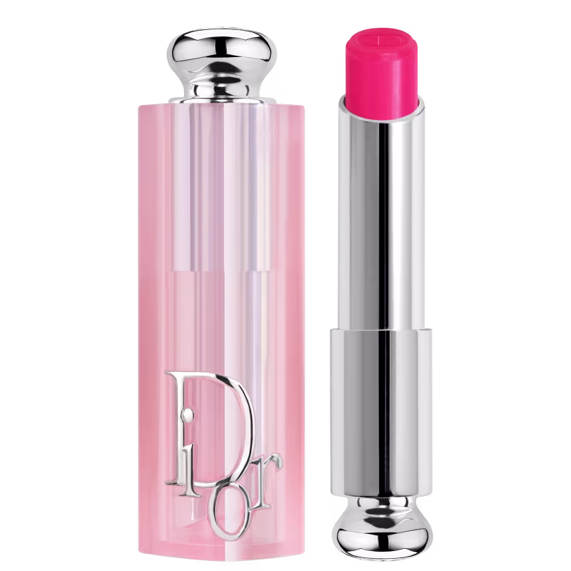 Possui uma embalagem rosa clara com detalhes prateados, incluindo o logotipo da marca.