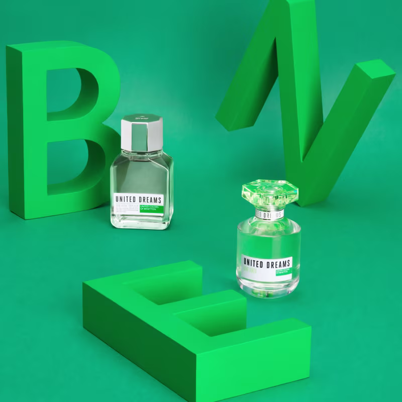 As letras B, E, N e dois frascos de perfume.