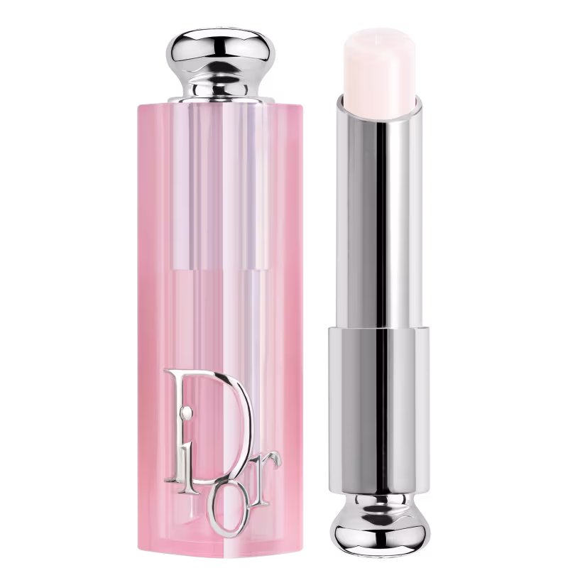 Possui uma embalagem rosa clara com detalhes prateados, incluindo o logotipo da marca.