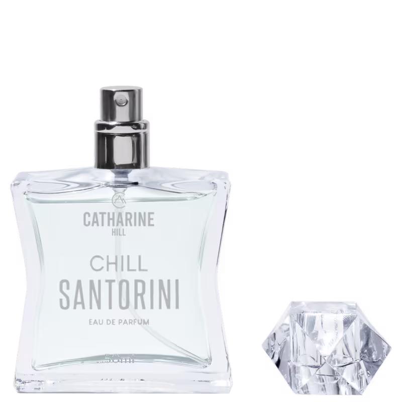 Frasco do perfume aberto com a tampa posicionada ao lado.