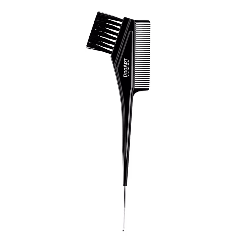 Pente preto da marca ProArt com dentes finos e longos, com formato triangular e cabo estreito, em fundo escuro.