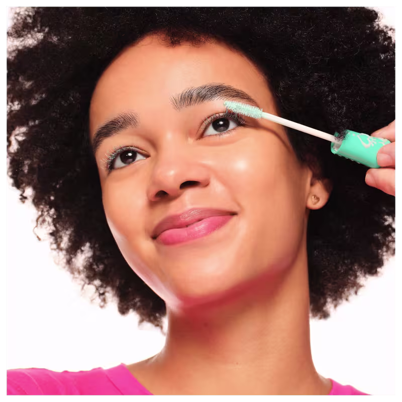 Modelo mostra a forma de aplicação do Primer para Cílios Essence Lash Princess Mascara Primer Extra Length & Volume