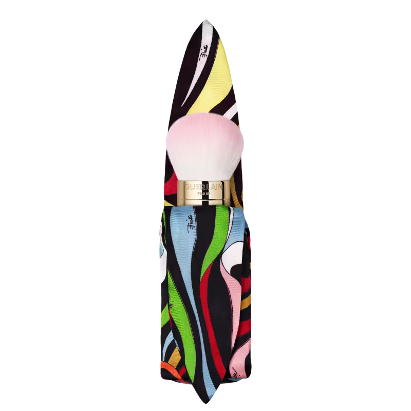 Pincel de maquiagem Guerlain com case de estampa geométrica colorida.