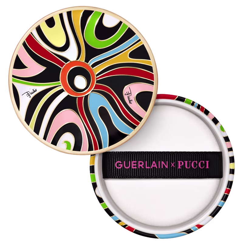 Pó facial Guerlain x Pucci, com design colorido e geométrico em tons vibrantes de amarelo, verde, vermelho e azul, embalado em uma caixa preta com o logotipo da colaboração.