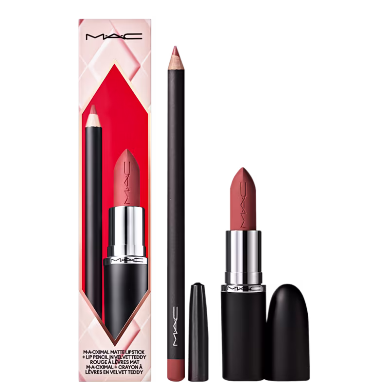 Caixa rosa com logotipo M·A·C, contendo um lápis de boca preto e um batom vermelho da linha Maximal Matte Lipstick. O lápis de boca e o batom apresentam embalagens pretas com detalhes em prata.