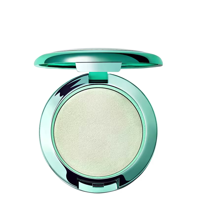 Iluminador em pó compacto de maquiagem M·A·C em embalagem redonda de tom verde-azulado, com superfície lisa e brilhante. Apresenta um acabamento perolado e suave.