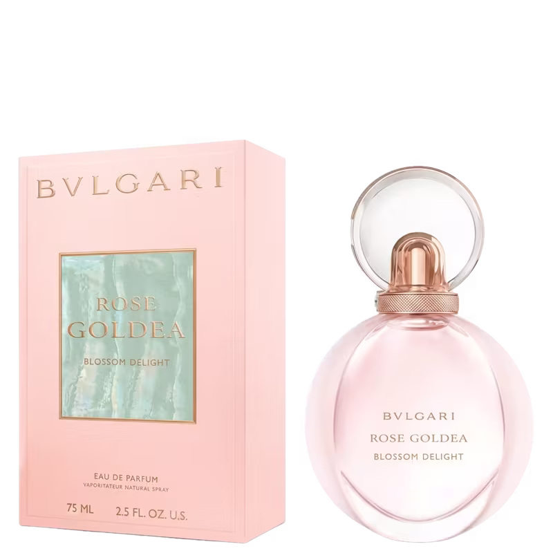 Item de perfumaria em frasco de vidro com tampa dourada. Rótulo com o nome da marca "BVLGARI" e o nome do produto "ROSE GOLDEA BLOSSOM DELIGHT". Embalagem com design elegante e cores predominantes de rosa e dourado.