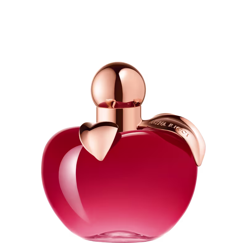 Frasco de perfume em formato de maça, com tampa dourada, em cor vermelha brilhante. Rótulo com nome da marca "Nina Ricci" visível.
