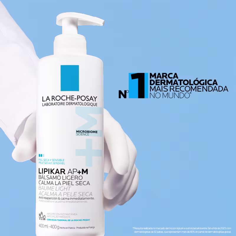 Embalagem branca de item de perfumaria da marca La Roche-Posay, com bomba doseadora. Texto na embalagem: "Lipikar AP+M Bálsamo Ligero Calma la Piel Seca", "Marca Dermatológica Mais Recomendada no Mundo", "Microbiome Science".