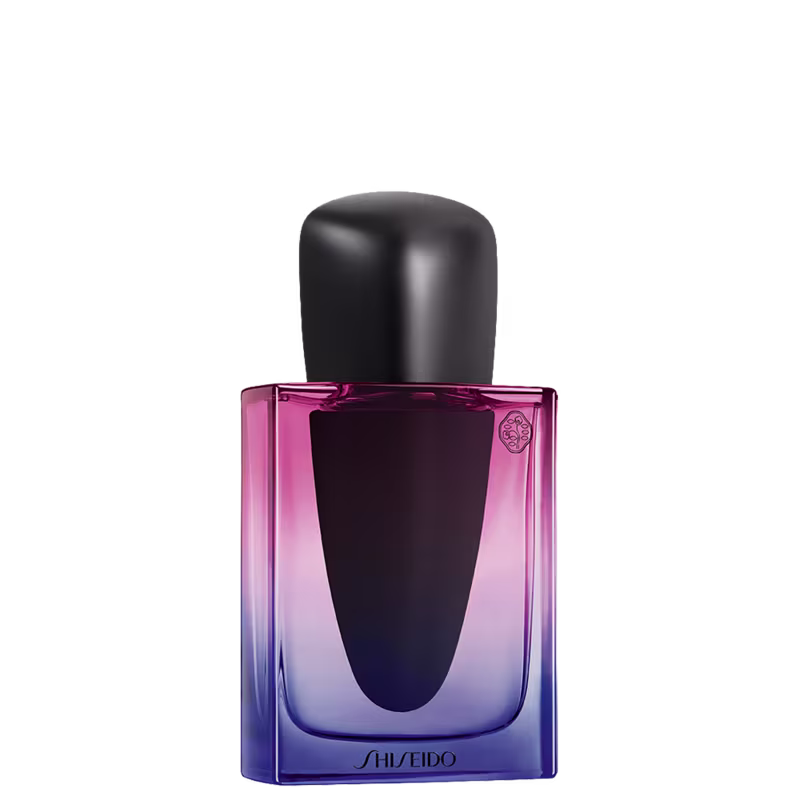 Frasco de item de perfumaria com formato cônico em vidro transparente com gradiente de cor rosa a azul. Rótulo preto com nome da marca "Shiseido" na parte inferior.