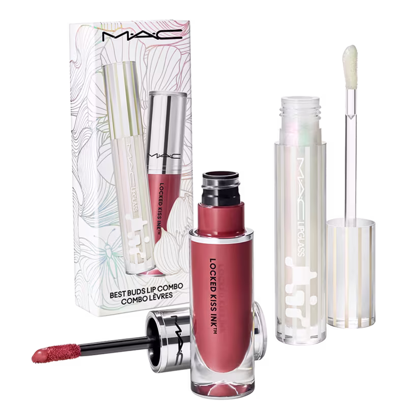 Conjunto de produtos de maquiagem da marca MAC, incluindo um batom líquido vermelho em embalagem plástica e um aplicador de lábios em embalagem branca com detalhes em rosa e prata.