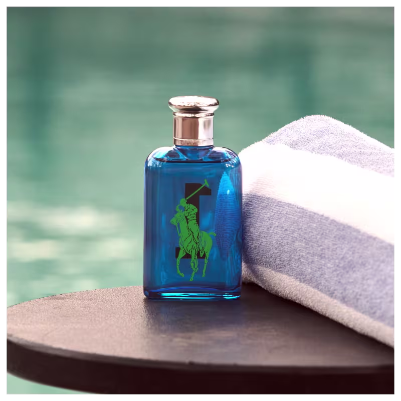 Frasco de perfume Big Pony 1 azul com logotipo verde da marca Ralph Lauren em destaque. Embalagem de vidro com tampa prateada, apresentando design elegante e minimalista.