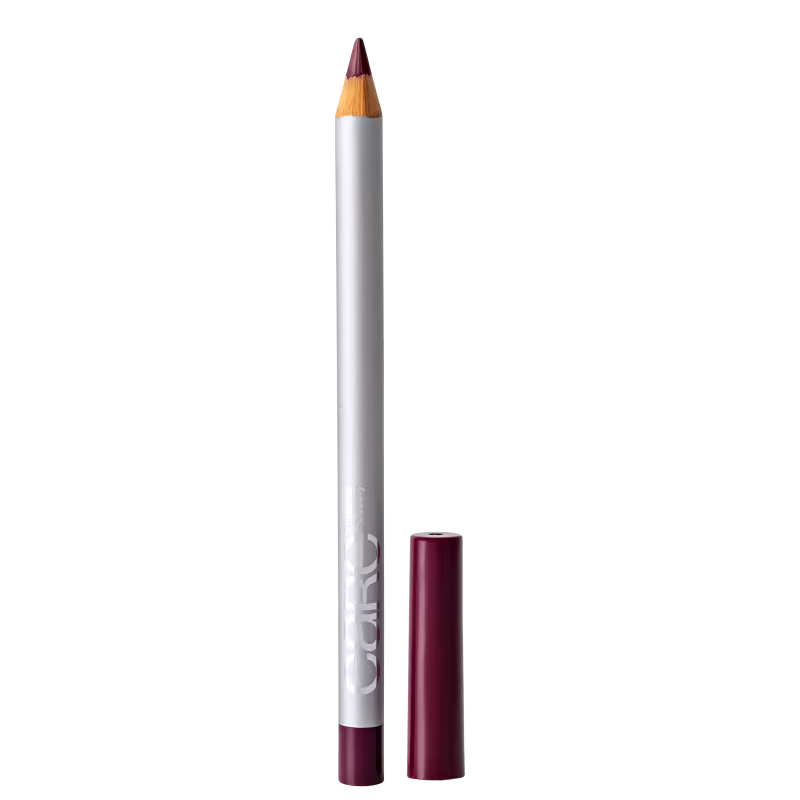 Lápis de maquiagem com corpo branco e ponta marrom, embalado em tubo vermelho. O lápis possui um design simples e minimalista, com o nome da marca impresso no corpo.