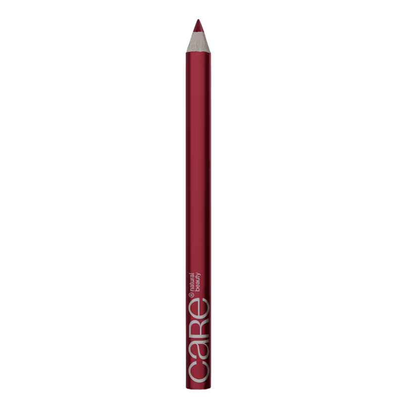 Lápis de maquiagem vermelho da marca Care Natural Beauty, com corpo cilíndrico e ponta afilada, em fundo preto.