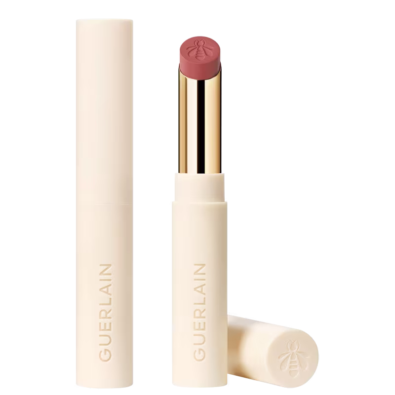 Batom Guerlain KissKiss Blur Matte Refil. O produto tem um design elegante com um tubo branco com o nome da marca "Guerlain" impresso e detalhe interno dourado.
