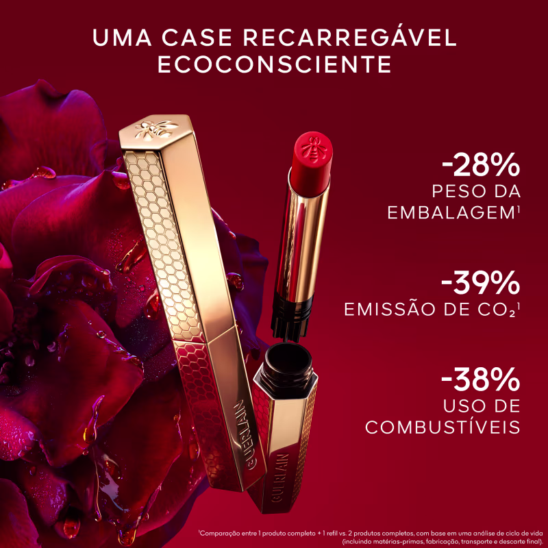 Uma case recarregável ecoconsciente da marca Guerlain. Apresenta -28% peso da embalagem, -39% emissão de CO2 e -38% uso de combustíveis. Destaca-se o design dourado com detalhes em hexágono.