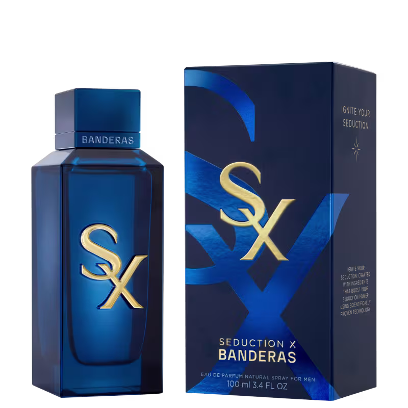Frasco de perfume e caixa em tons de azul escuro com logotipo dourado "SX" em destaque. Embalagem retangular com texto "BANDERAS" na parte superior. Objeto com design elegante e sofisticado em tons predominantemente azuis.