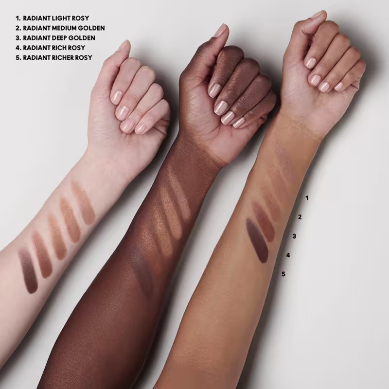 Imagem de amostras de diferentes tons de pele, provavelmente de uma paleta de cores de maquiagem ou cosméticos. O fundo é branco e as amostras são apresentadas de forma organizada, com rótulos indicando os nomes dos tons.