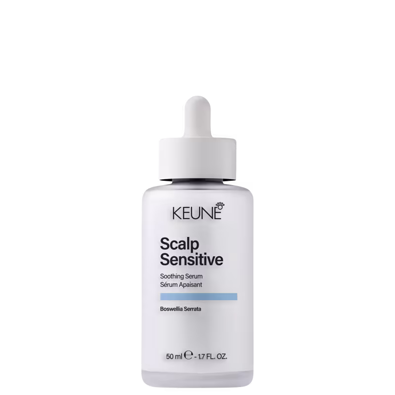 Frasco branco com conta-gotas da linha Scalp Sensitive da Keune, contendo 50 ml de sérum calmante com Boswellia Serrata, destinado a cuidados do couro cabeludo sensível.