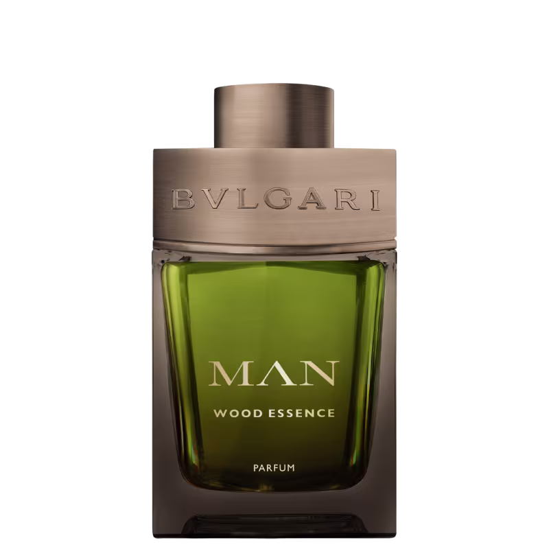 Frasco de perfume da marca Bvlgari, com formato cilíndrico verde, tampa metálica e rótulo com texto "MAN WOOD ESSENCE PARFUM" em letras douradas.