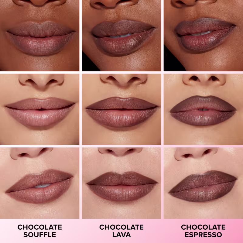 Três diferentes tons de batom marrom da marca, apresentados em embalagens com rótulos indicando os nomes "Chocolate Souffle", "Chocolate Lava" e "Chocolate Espresso".