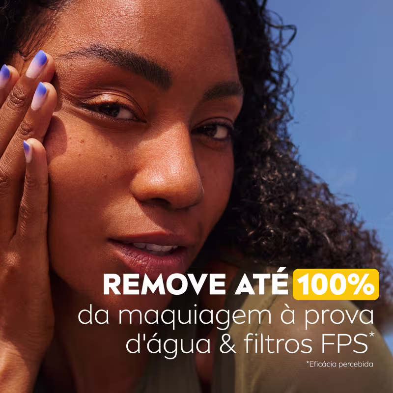Mulher de pele escura com cabelos cacheados e maquiagem, com texto "REMOVE ATE 100% da maquiagem à prova d'água & filtros FPS*" e logotipo da marca NIVEA.