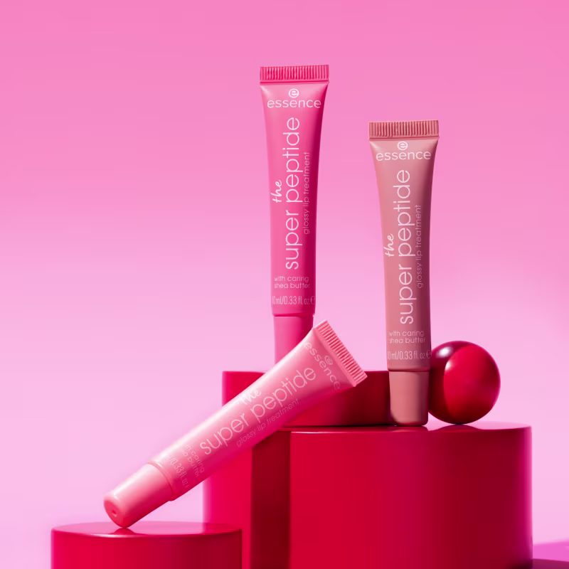 Modelos da linha de gloss Essence The Super Peptide 