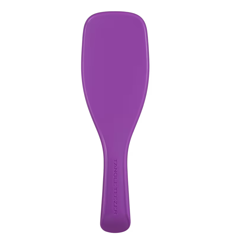 Parte de trás da escova de cabelo Tangle Teezer de cor roxa, com formato alongado e curvo, com o nome da marca impresso na superfície.