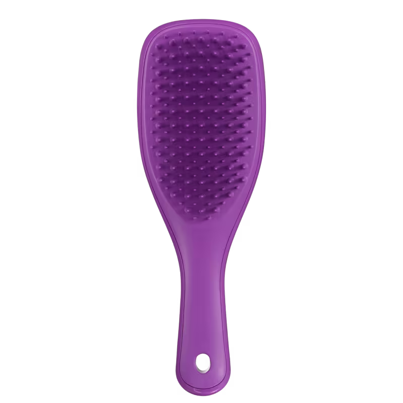 Escova de cabelo Tangle Teezer de cor roxa, com design ergonômico e cerdas flexíveis para desembaraçar os fios suavemente.