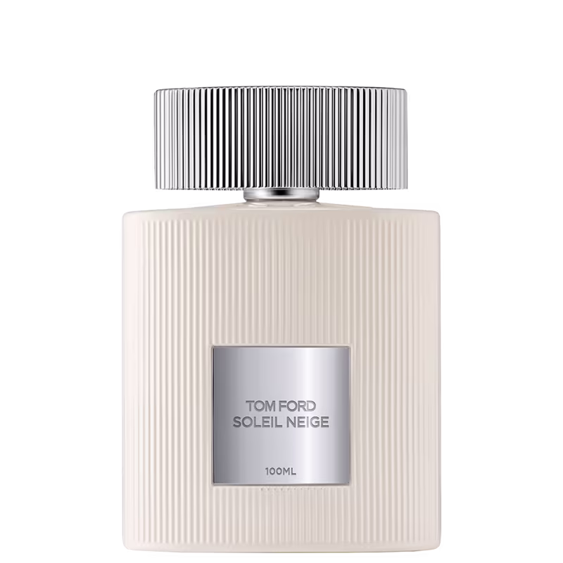 Frasco de perfume Tom Ford Soleil Neige, com embalagem branca e prata, apresentando um design de linhas verticais e rótulo com o nome da fragrância em letras prateadas.