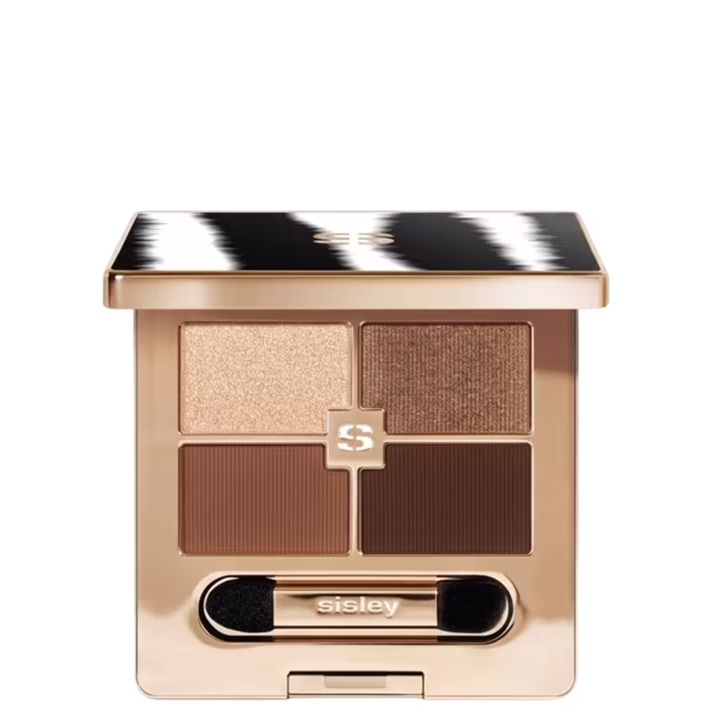 Paleta de sombras Sisley em embalagem dourada com quatro tons de marrom e bege, com acabamento acetinado e textura aveludada. Apresenta logotipo da marca e aplicador para aplicação precisa.