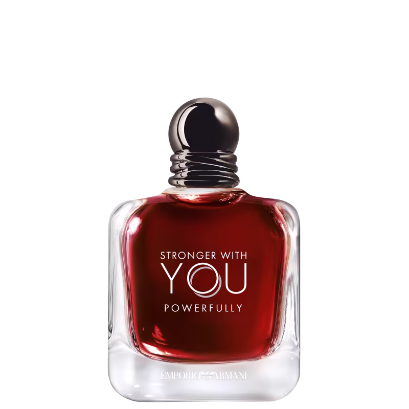Frasco  e caixa do perfume com formato esférico e tampa prateada. O líquido vermelho exibe o texto "STRONGER WITH YOU POWERFULLY" em letras brancas. O produto é apresentado em fundo preto, destacando sua aparência elegante e sofisticada.
