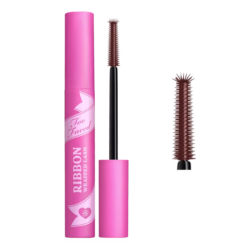 Embalagem rosa com logotipo da marca Too Faced, contendo produto chamado Ribbon Wrapped Lash Mascara