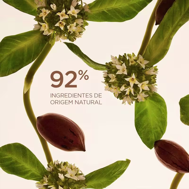 Imagem mostra folhas verdes e flores brancas com texto "92% INGREDIENTES DE ORIGEM NATURAL" em embalagem marrom, possivelmente um item de perfumaria da marca Clarins.