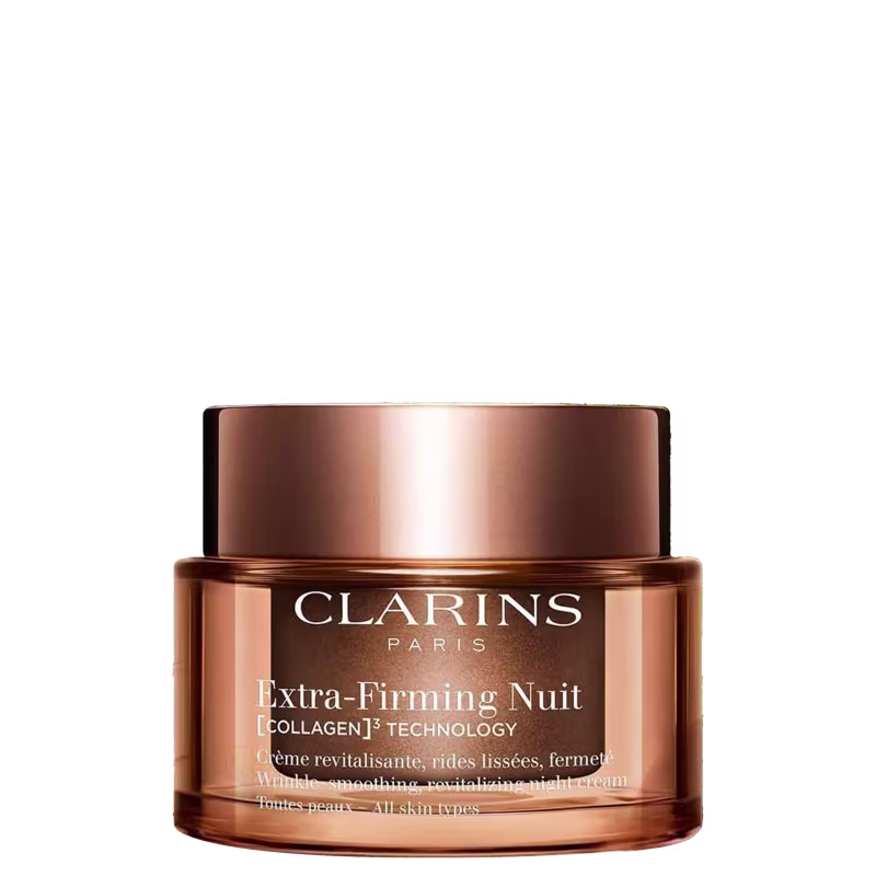 Pote de creme facial da marca Clarins, com tampa dourada, rótulo com texto "Extra-Firming Nuit" em preto e branco, em embalagem de vidro com acabamento metálico.