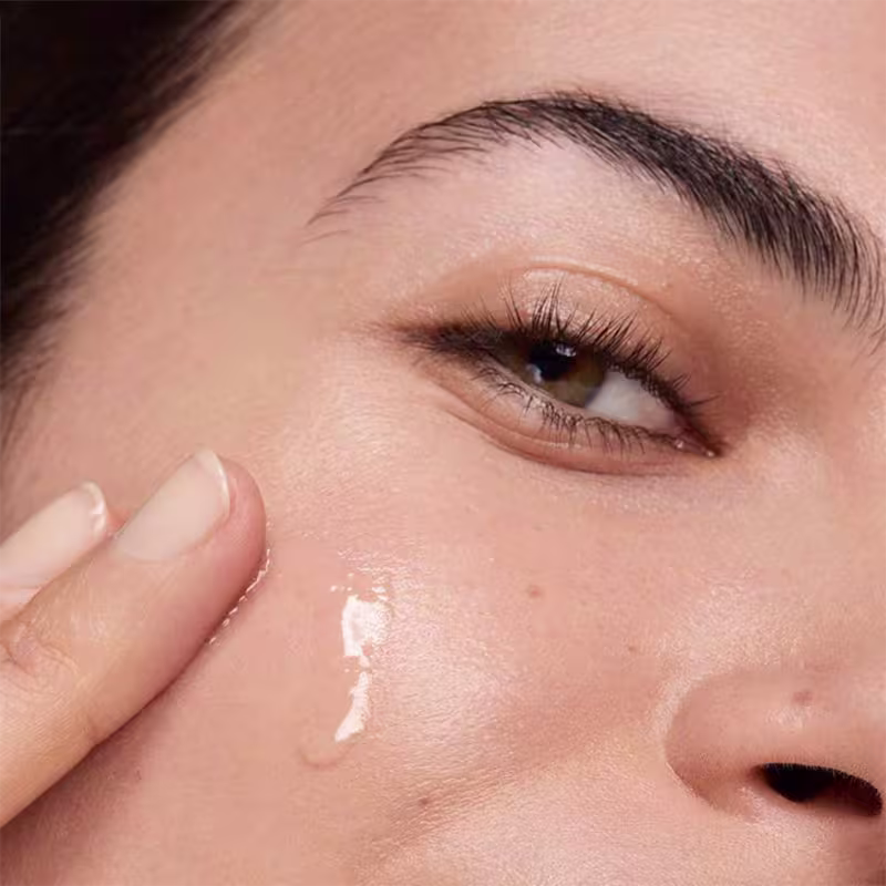 Aplicação no rosto da modelo
