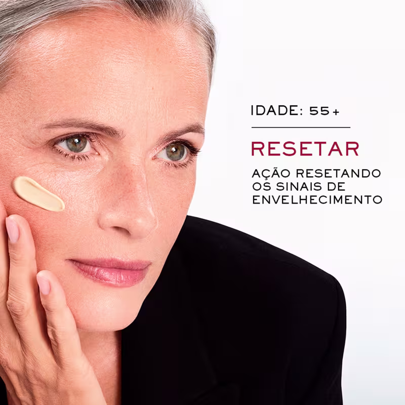 Rosto de mulher com pele madura, usando produto de cuidados para pele da marca Lancôme, com texto "IDADE: 55+ RESETAR Ação resetando os sinais de envelhecimento".